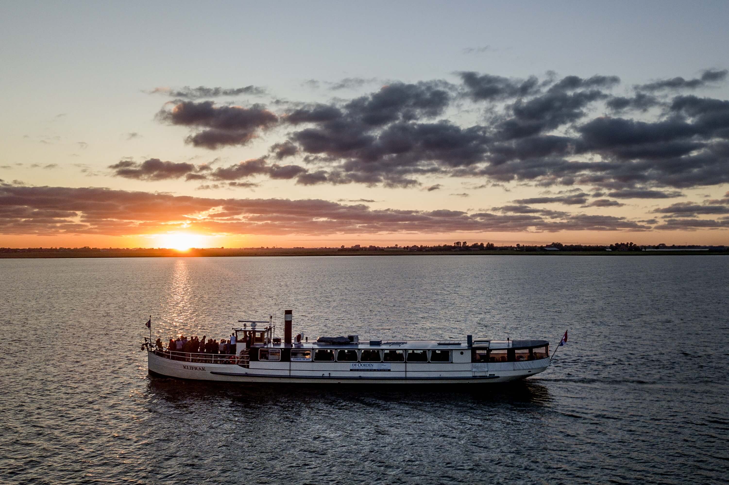 Friese meren ontdekken per boot - trouwen_op_het_water_in_friesand