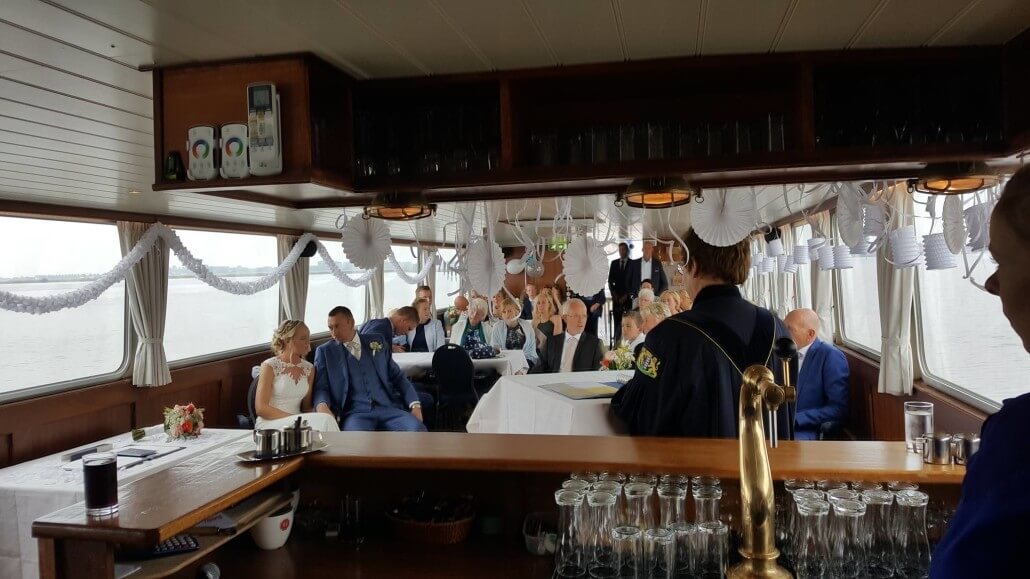 Huwelijksbootje Friesland - de-oorden-trouwfoto-1030x579